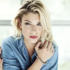 Emma Marrone, con un look casual in camicia di jeans, sguardo intenso e un bracciale che ricorda i testi de "L'amore non mi basta".