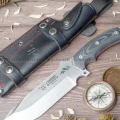 Cuchillo Cudeman Entresierras con funda de cuero, brújula y detalles de naturaleza. Ideal para aventuras.