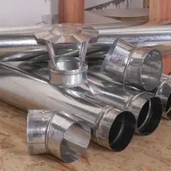 Metallrohre und Reduzierstücke für den Kaminbau. Eine Rauchrohr Reduzierung 180 150 ist hier gut sichtbar.