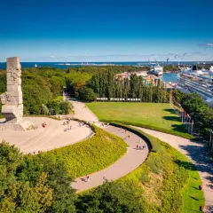 Pomnik Obrońców Wybrzeża, ogromny statek wycieczkowy i port – to co ciekawego w Gdańsku.