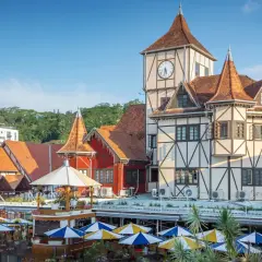 Fachwerkhäuser mit Türmchen und einem Uhrenturm im Stil deutscher Architektur in Blumenau, Brasilien.