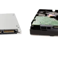 Eine SSD und eine Festplatte nebeneinander. Diese Geräte sind die speichermedien der zukunft, die Daten speichern und abrufen.
