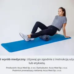 Kobieta wykonuje ćwiczenia rehabilitacyjne na kolana z użyciem rollera.
