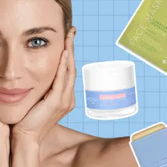 Donna con mani sul viso, circondata da prodotti Astra per la cura della pelle, per una skin longevity radiosa.