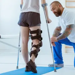 Stabilizator na kolano do nart: Jaki wybrać? Poradnik eksperta