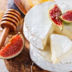 Formaggio brie con fichi e miele. Un piacere per il palato, ma attenzione alle calorie del brie!