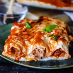 Herzhaft gefüllte Cannelloni mit Tomatensauce und geschmolzenem Käse, ein köstliches Cannelloni Rezept.