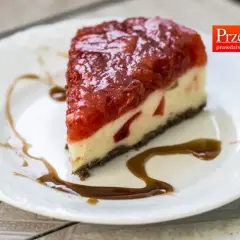 Pyszne ciasto z truskawkami bez pieczenia, z kremowym nadzieniem i polewą truskawkową, na kruchym spodzie.