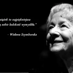 Czarno-białe zdjęcie uśmiechniętej Wisławy Szymborskiej z cytatem o czytaniu książek.