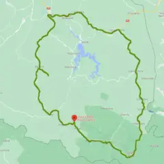 Mapa z zaznaczoną trasą Wielka Pętla Bieszczadzka, prowadzącą przez malownicze tereny górskie i wzdłuż Jeziora Solińskiego.