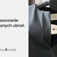 Jak wyprasować skórę? Czarna, skórzana kurtka na wieszaku, obok parownica Steamaster.