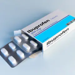 Ibuprofen 200 mg Tablettenpackung. Bei Schmerzen und Fieber entzündungshemmend. Die richtige Dosis ist wichtig.