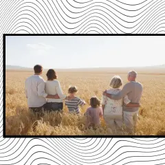 Una familia de tres generaciones en un campo de trigo, unida por el amor y las **frases de familia** que los unen.