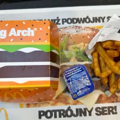Pudełko Big Arch, frytki i sos na tacce McDonald's.