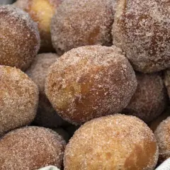 Pączki z ziemniakami Ewy Wachowicz, obtoczone w cukrze z cynamonem, kuszą swoim wyglądem i zapachem.
