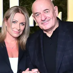 Dominika Grobelska i Marcin Daniec pozują do zdjęcia na tle zielonej ściany z ozdobnymi literami.