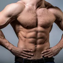 Torso maschile scolpito, con addominali definiti e pettorali possenti. Un esempio di **massa definizione** raggiunta con duro allenamento.