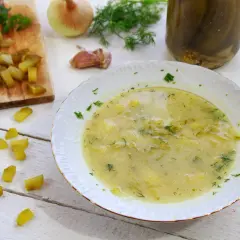 Z czym zupa ogórkowa? Najlepsze dodatki, które musisz znać