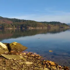 Kamieniste brzegi jeziora, lasy na wzgórzach i spokojna tafla wody tworzą idealne miejsca do wędkowania.