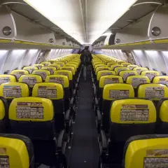Wnętrze samolotu Ryanair z rzędami żółtych zagłówków. Trudno określić, ile jest miejsc w samolocie Ryanair, ale jest ich mnóstwo!