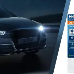 Ciemny samochód z włączonymi światłami mijania, obok opakowania żarówek samochodowych OSRAM COOL BLUE INTENSE. Jakie żarówki dają taki efekt?