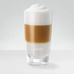 En hög latte macchiato med lager av mjölk och kaffe, toppad med ett fluffigt skum.