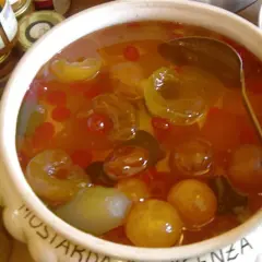 Mostarda de Vicenza: frutas confitadas en almíbar, con cerezas rojas y trozos de fruta verde y amarilla.