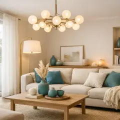 Salón moderno con sofá beige, cojines turquesa y una lámpara original techo de diseño esférico.