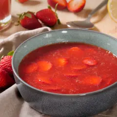 Erfrischende Erdbeer-Kaltschale, ein leichtes Rezept für heiße Tage. Mit frischen Erdbeeren und einem Hauch Zitrone.