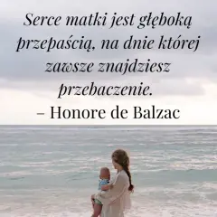 Piękny cytat o rodzinie: "Serce matki jest głęboką przepaścią, na dnie której zawsze znajdziesz przebaczenie." – Honore de Balzac. Kobieta z dzieckiem na plaży.
