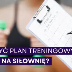 Kobieta z zielonym hantlem w tle pisze piórem na kartce z planem treningowym. Jak ułożyć plan treningowy w domu i na siłownię?