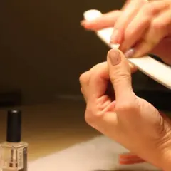 Jak zdjąć paznokcie żelowe w domu? Bezpiecznie, krok po kroku!