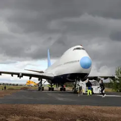 Jumbo stay-planet i Sverige, en Boeing 747, flyttas med hjälp av bogserfordon.