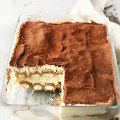 Pyszne tiramisu w szklanej formie, posypane kakao. Zastanawiasz się, jaki alkohol do tiramisu dodać, by było idealne?