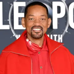 Will Smith, souriant, porte une veste rouge vif. On peut lire "POLE" en lettres blanches derrière lui, suggérant son prochain film.