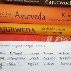 Książki o ajurwedzie, w tym "Ayurveda" i "Ajurweda", oraz notatki dotyczące cech dosz.