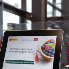 Ekran samoobsługowy Biedronki i terminal płatniczy z biedronką. Dowiedz się, jak założyć kartę Multisport Biedronka.