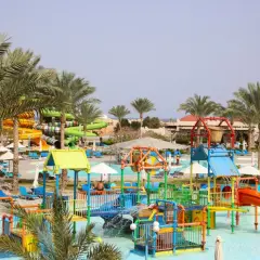Kolorowy aquapark z palmami, zjeżdżalniami i basenami. Idealne miejsce na wakacje all inclusive Polska.