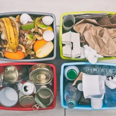 Quattro contenitori colorati per la raccolta differenziata: organico, carta, metalli e plastica/vetro. Idee contenitori raccolta differenziata fai da te.