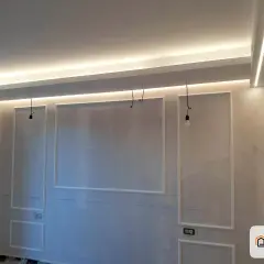 Soffitto in cartongesso con illuminazione a LED integrata e decorazioni a rilievo.