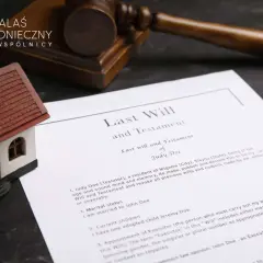 Miniatura domu, testament i młotek sędziowski. Zastanawiasz się, ile trwa sprawa spadkowa?