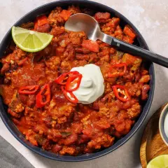 Un saporito chili con carne macinata, fagioli rossi, peperoncino e una cucchiaiata di panna acida. Perfetto per le tue ricette con carne macinata.