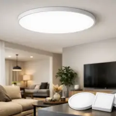 Un moderno salón con un plafón regulable iluminando el techo. En primer plano, tres luminarias de diseño moderno, una redonda y dos cuadradas.