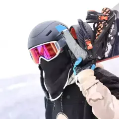 Co pod kask narciarski? Wybierz idealne akcesorium dla komfortu