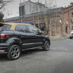 Czarne Ford EcoSport z żółtym dachem, obok srebrny model. Wiele osób szuka imperial ecosport 2 opinie, by podjąć decyzję o zakupie.