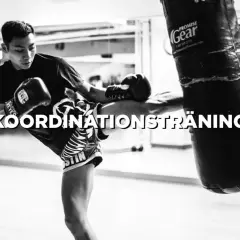 Jakob Lundberg tränar koordination med en spark mot en sandsäck i ett gym.
