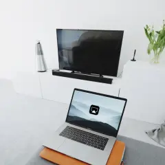 Laptop z ikoną AirPlay, gotowy do przesyłania obrazu na telewizor. To właśnie airplay co to - bezprzewodowe udostępnianie ekranu.