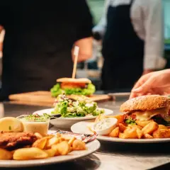 Pyszne dania w restauracji. Kwestia usługi gastronomicznej a VAT jest ważna dla każdego klienta.