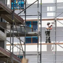 Ile zarabia pomocnik dekarza? Zaskakujące różnice w wynagrodzeniach