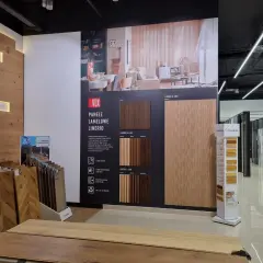 Wystawa paneli lamelowych VOX Linerio i podłóg drewnianych w salonie.